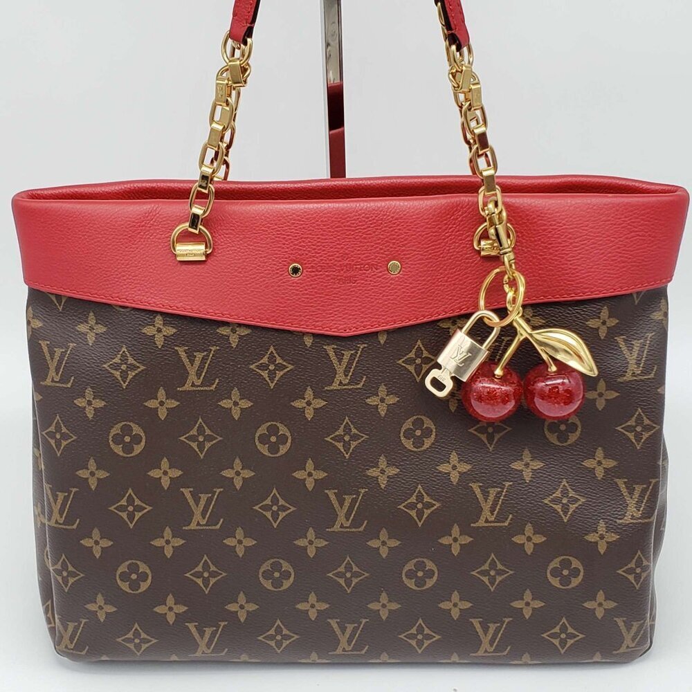 Louis Vuitton Authentic Gold Padlock 🔑 Key + Stylish Bag Unbranded Apple Charm